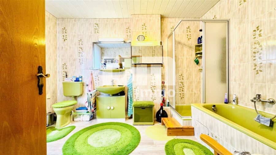 Modernisierte DHH mit Doppelgarage und 2x Carport in Traumlage inkl. Bachlauf - EG Bad / Wanne + Dusche